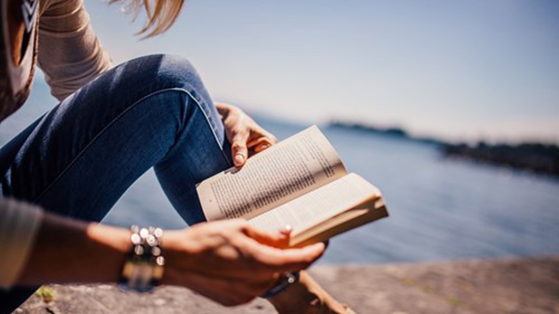 Reading 925589 1920 (1)